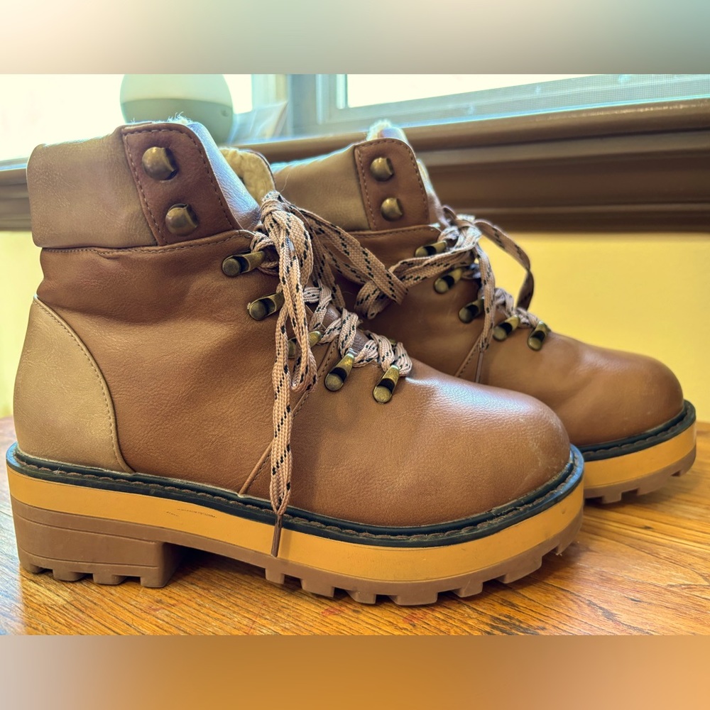 Ankle boots. Size 6.